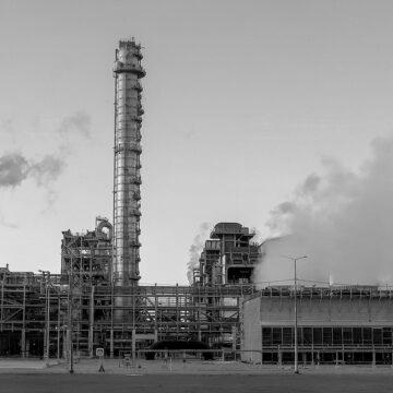 Атака дронів зупинила найбільший нафтохімічний комплекс Росії в Тобольську, – Reuters