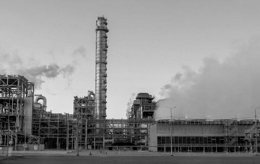 Атака дронів зупинила найбільший нафтохімічний комплекс Росії в Тобольську, – Reuters