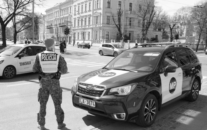 Невідомі принесли жалобні вінки до оборонних компаній ЄС, у Литві запідозрили РФ, - Delfi Невідомі принесли жалобні вінки до оборонних компаній ЄС, у Литві запідозрили РФ, – Delfi