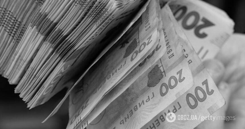 news-photo-4 Покупець розраховується готівкою на касі магазину