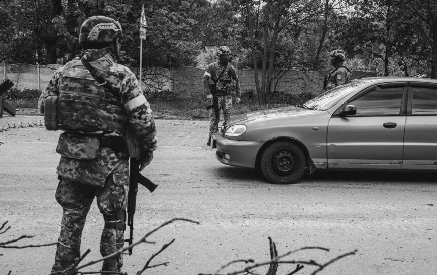 Транспорт ловлять на слух. РФ застосовує нову тактику з дронами на фронті (відео) Транспорт ловлять на слух. РФ застосовує нову тактику з дронами на фронті (відео)