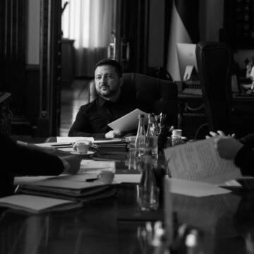 Зеленський провів нараду з переговорною групою перед зустріччю з представниками Трампа