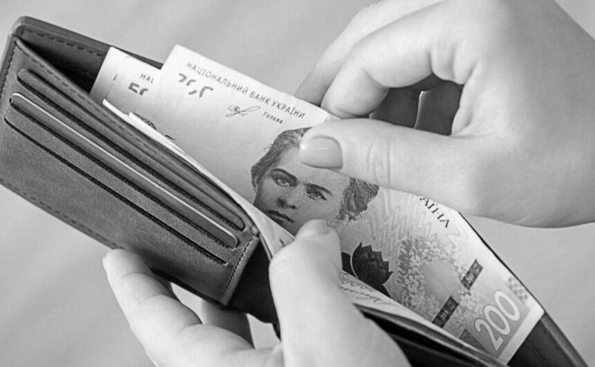 28_full Середня зарплата в Україні у липні знизилася до 32 243 гривень