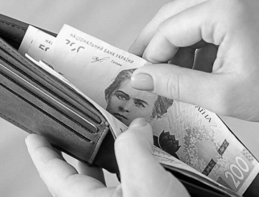 28_full Середня зарплата в Україні у липні знизилася до 32 243 гривень