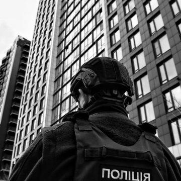 У Києві чоловік намагався задушити матір та кинувся на копа: поліція застосувала зброю У Києві чоловік намагався задушити матір та кинувся на копа: поліція застосувала зброю