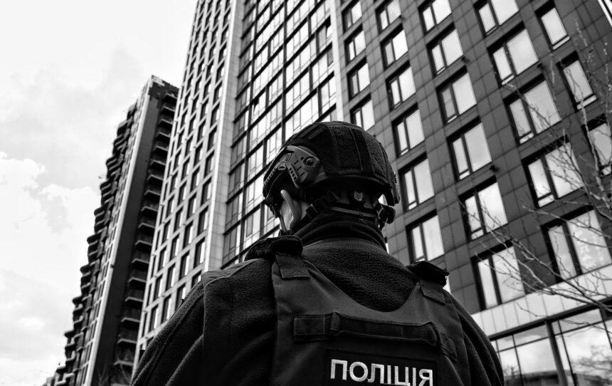 У Києві чоловік намагався задушити матір та кинувся на копа: поліція застосувала зброю У Києві чоловік намагався задушити матір та кинувся на копа: поліція застосувала зброю