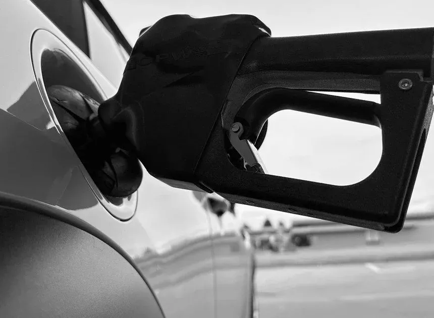 kness-auto-4352693ea742067286 Українців попередили про нове серйозне подорожчання пального: скільки коштуватиме бензин