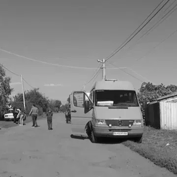 kness-auto-61af72c5a3131c6951 13 дітей і вантажівка з майном: родини змушені евакуюватися під обстрілами із ще однієї області України