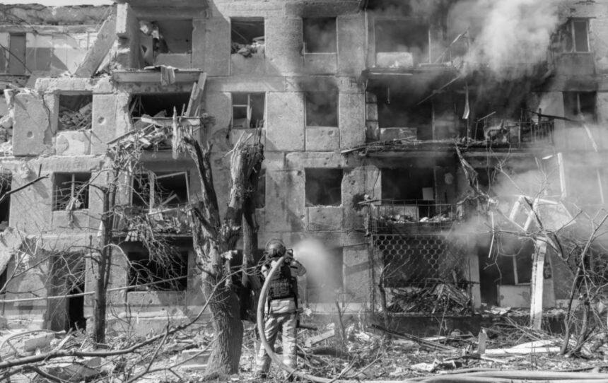 Чотири авіабомби РФ по Краматорську: людей діставали з-під завалів Чотири авіабомби РФ по Краматорську: людей діставали з-під завалів