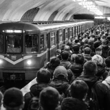 kness-auto-4670ca01b8a7353d5b Шалені натовпи в метро та виламані двері: що відбувається у підземці (фото, відео)