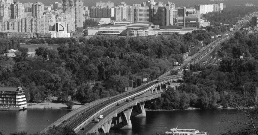 РФ посеред дня атакувала Київ ракетами і БпЛА: стались влучання, блекаут і зупинявся транспорт