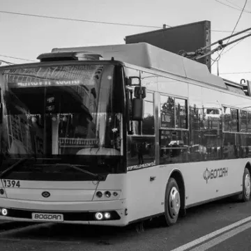kness-auto-e1c8ccaaa35b34543e У трьох районах Києва зупинили частину громадського транспорту: що відомо